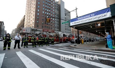 Petugas pemadam kebakaran Kota New York berhenti di Rumah Sakit Mount Sinai Morningside untuk memberikan penghormatan kepada petugas kesehatan di New York, Amerika Serikat, Ahad (5/4). Sekitar 2.500 orang berunjuk rasa di ibu kota Negara Bagian Washington pada Ahad (19/4) memprotes perintah tinggal di rumah. Ilustrasi.