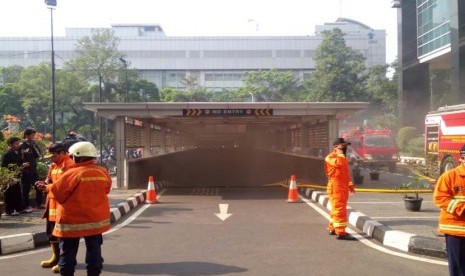 Petugas Pemadam kebakaran melakukan penyedotan asap kebakaran di basement gedung Ditjen Pajak, Jakarta, Jumat (31/7). 