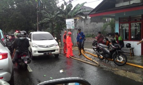 Petugas pemadam kebakaran menyedot genangan air akibat hujan di Pejaten, Pasar Minggu, Jakarta Selatan, Selasa (4/10).