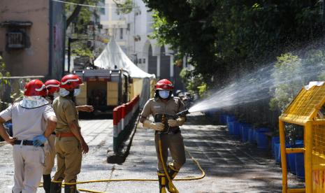 Petugas pemadam kebakaran menyemprot disinfektan di Nizamuddin di New Delhi, India, Kamis (2/4). Pemerintah India sedang mempertimbangkan menutup wilayah-wilayah sebaran virus corona di New Delhi, Mumbai serta beberapa daerah di selatan. Pada saat yang sama,  Pemerintah India akan melonggarkan pembatasan di berbagai kawasan lainnya.