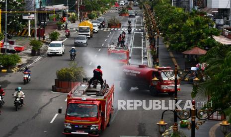 Petugas pemadam kebakaran menyemprotkan cairan disinfektan di fasilitas umum Kota Madiun, Jawa Timur, Rabu (2/2/2022). Pemkot Madiun melakukan penyemprotan cairan disinfektan secara massal di sejumlah lokasi yang banyak dikunjungi warga dengan melibatkan petugas gabungan dari Pemadam Kebakaran, BPBD, PMI, Dinas Pekerjaan Umum dan Dinas Perdagangan guna mengendalikan penyebaran COVID-19 seiring meningkatnya kambali kasus positif COVID-19.