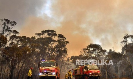 Warga dan Turis di Australia Berlindung dari Kebakaran Hutan. Petugas pemadam kebakaran New South Wales berupaya memadamkan api di Blue Mountains National Park, barat laut Sydney, Australia.