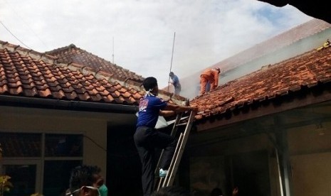 Petugas pemadam kebakaran tengah berusaha memadamkan api di ruang radiologi RSUD dr Soekardjo, Kota Tasikmalaya, Jawa Barat, Jumat (2/3). 