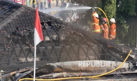  Petugas pemadam kebakaran tengah menjinakkan si jago merah saat terjadi kebakaran di stasiun Klender Jakarta, Jumat (19/5).