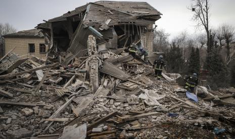 File foto petugas pemadam kebakaran Ukraina bekerja di bangsal bersalin rumah sakit yang rusak di Vilniansk, wilayah Zaporizhzhia, Ukraina, Rabu, 23 November 2022. Sebuah roket Rusia menghantam sayap bersalin sebuah rumah sakit di Ukraina timur pada hari Rabu, menewaskan seorang bayi laki-laki yang baru lahir dan seorang dokter terluka parah. . (Foto AP/Kateryna Klochko)