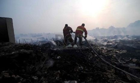  Petugas pemadam memadamkan sisa bara api kebakaran yang melanda pemukiman di Rt 07, RW 13 Kelapa Gading, Jakarta Utara, Selasa (1/10).  (Republika/ Wihdan)