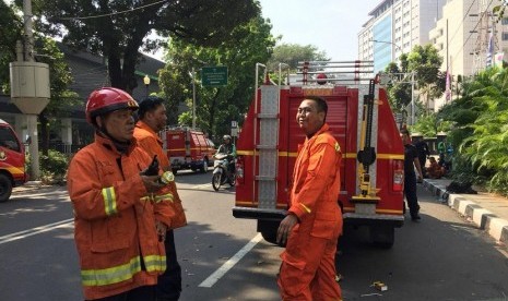 Petugas pemadan kebakaran usai menjinakkan api di Gedung Kementerian Perhubungan di Jakarta, Ahad (8/7).