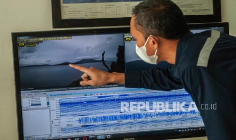 Petugas pemantau menunjukkan aktivitas kondisi Gunung Anak Krakatau (GAK) melalui cctv di Pos Pemantauan GAK Pasauran, Kabupaten Serang, Banten, Sabtu (5/2/2022). Pusat Vulkanologi dan Mitigasi Bencana Geologi (PVMBG) mencatat erupsi Gunung Anak Krakatau (GAK) kolom abu mencapai setinggi 2.000 meter dan status gunung tersebut masih pada level II atau waspada. 