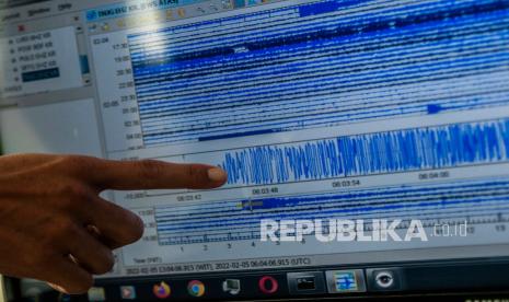 Petugas pemantau menunjukkan data rekam seismograf Gunung Anak Krakatau (GAK) melalui cctv di Pos Pemantauan GAK Pasauran, Kabupaten Serang, Banten, Sabtu (5/2/2022). Pusat Vulkanologi dan Mitigasi Bencana Geologi (PVMBG) mencatat erupsi Gunung Anak Krakatau (GAK) kolom abu mencapai setinggi 2.000 meter dan status gunung tersebut masih pada level II atau waspada. 