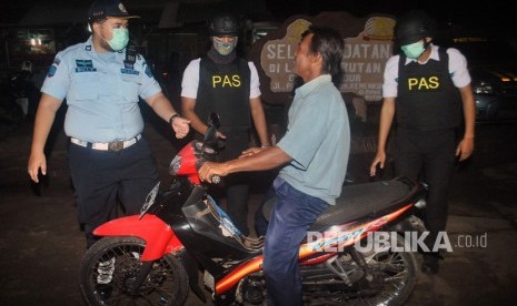 Petugas Pemasyarakatan Rumah Tahanan (Rutan) Gunung Sindur memeriksa kendaraan dan barang bawaan warga saat pemindahan narapidana teroris ke Rutan Negara Gunung Sindur di Kabupaten Bogor, Jawa Barat, Ahad (20/5).