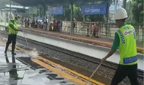 Petugas pembersih peron stasiun kereta