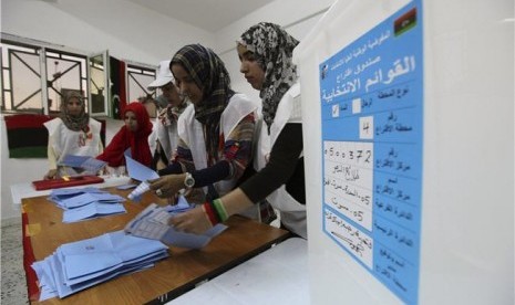 Petugas pemilu menghitung kertas suara usai pelaksanaan pemilu selesai di Sirte, Libya, Sabtu (7/7). 