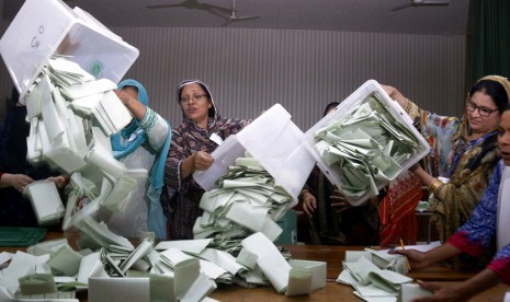 Petugas pemilu Pakistan mulai menghitung suart suara untuk pemilihan legislatif di Islamabad, Pakistan, Rabu (25/7).