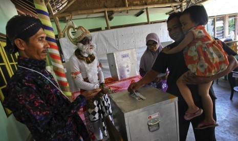 Petugas pemungutan suara berkostum tokoh wayang Hanoman di salah satu TPS Yogyakarta (ilustrasi) 