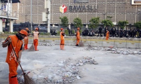 Petugas Penanganan Prasarana dan Sarana Umum (PPSU) membersihkan sisa puing-puing pascakerusuhan di MH. Thamrin, Jakarta, Kamis (23/5/2019). 