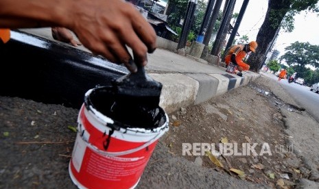 Ilustrasi cat trotoar. Satuan Polisi Pamong Praja (Satpol PP) di Tanah Abang mengenakan sanksi sosial bagi warga yang tidak menggunakan masker dengan mengecat pembatas trotoar atau kanstin yang ada di sepanjang Jalan KS Tubun, Petamburan, Jakarta Pusat.c