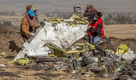 Petugas pencari menelusuri puing armada Ethiopian Airlines di Bishoftu, Debre Zeit, selatan Addis Ababa, Ethiopia, 11 Maret 2019.