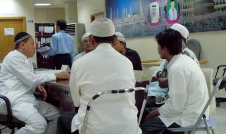 Petugas pengamanan daerah kerja Makkah (berpeci hitam) sedang memberi pengarahan kepada joki Hajar Aswad yang tertangkap.