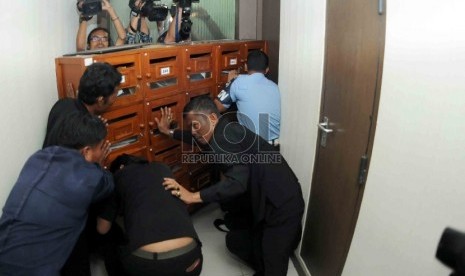 Petugas pengamanan dalam (Pamdal) DPR berjaga di pintu masuk ruang rapat Sekretariat Fraksi Golkar di lantai 12 Gedung Nusantara DPR, Senayan, Jakarta, Senin (30/3).