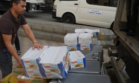 Petugas pengelola katering mendistribusikan makanan ke pemondokan jamaah haji Indonesia di Makkah. Makanan disajikan dalam kondisi hangat dan fresh.