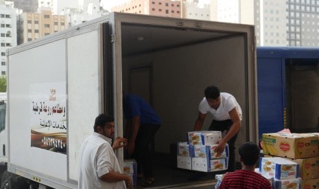 Petugas pengelola Katering mendistribusikan makanan ke pemondokan jamaah haji Indonesia, Rabu (9 8). Makanan disajakan dalam kondisi hangat dan fresh.