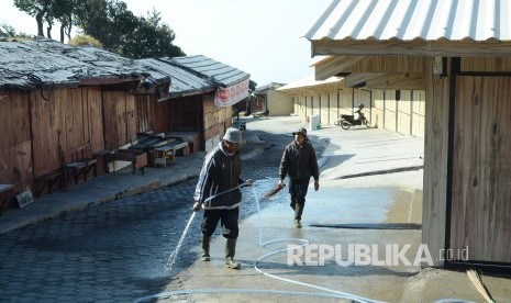 Petugas pengelola TWA Tangkuban Parahu membersihkan jalan dan kios-kios pedagang disekitar kawah Tangkuban Parahu, Senin (29/7).