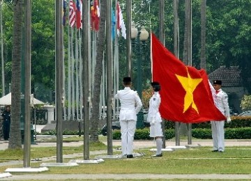 Petugas pengibar bendera mengibarkan bendera Vietnam yang merupakan salah satu bendera negara peserta SEA Games 2011 di halaman Balaikota, Jakarta, Rabu (9/11).