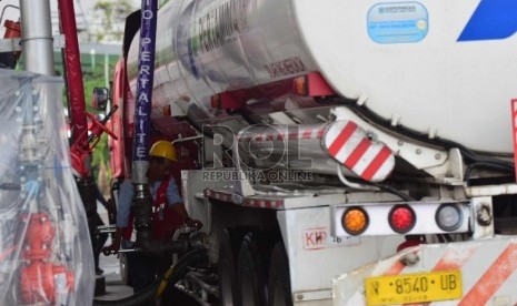 Petugas pengisian bahan bakar di mengisikan BBM jenis Pertalite ke Truk Tangki bahan bakar di Terminal BBM Surabaya Group Pertamina, Surabaya, Selasa (10/11). rea Manager Communication, Relations & CSR Pertamina Patra Niaga Jatimbalinus, Arya Yusa Dwicandra mengungkapkan, untuk wilayah Jatimbalinus sudah lebih dari 90 ribu kendaraan yang melakukan pendaftaran subsidi tepat yang dimulai 1 Juli 2022.