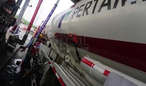 Petugas pengisian bahan bakar di mengisikan BBM jenis Pertalite ke Truk Tangki bahan bakar di Terminal BBM Surabaya Group Pertamina, Surabaya, Selasa (10/11). 