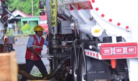 Pengisian bahan bakar di Terminal BBM (iustrasi) 