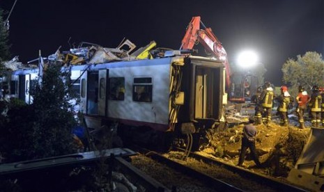 Petugas penyelamat bekerja di lokasi kecelakaan kereta dekat Kota Andria, Puglia, Italia, Selasa, 12 Juli 2016.