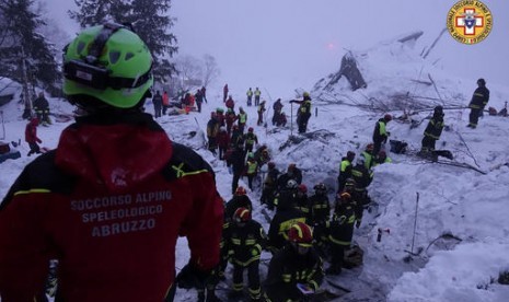 Petugas penyelamat bekerja di reruntuhan Hotel Rigopiano yang diterjang longsor salju di Abruzzo, Italia, Sabtu, 21 Januari 2017.