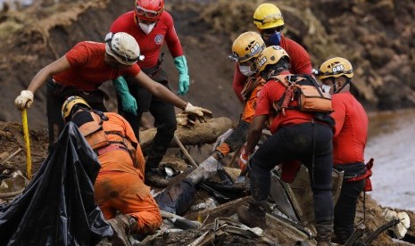 Petugas penyelamat mengevakuasi jasad dari lumpur korban bendungan limbah ambruk milik perusahaan tambang Vale di Brumadinho, Brasil, 28 Januari 2019.