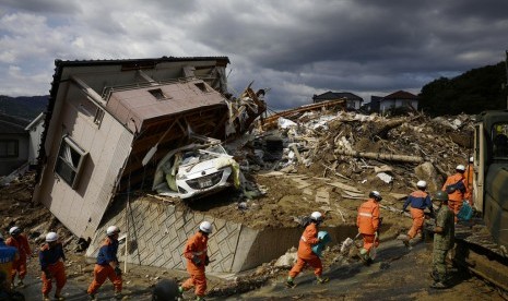 Petugas penyelamat terus mencari korban hilang di Kota Kumano, Prefektur Hiroshima, sebelah barat Jepang, (9/7), usai bencana banjir bandang..