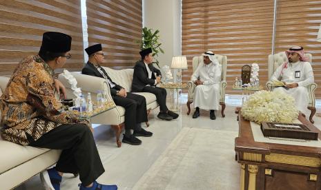 Petugas Penyelenggara Ibadah Haji (PPIH) bersama Wakil Menteri Haji dan Umrah Arab Saudi Abdul Fattah Masyath di kantor Kementerian Haji dan Umrah Arab Saudi, Makkah.