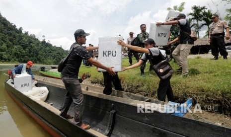 Petugas penyelenggara pemilihan umum (pemilu) dibantu personel polisi dan anggota TNI. Komisi I DPR telah resmi membentuk Panja Netralitas TNI untuk Pemilu 2024.