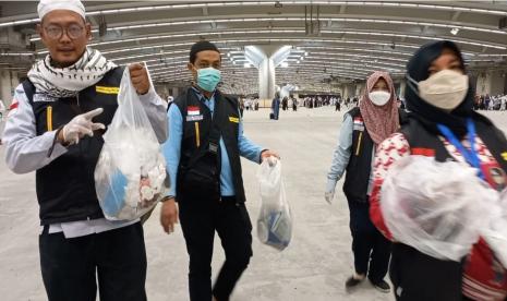 Petugas Penyelenggara Perjalanan Ibadah Haji (PPIH) Arab Saudi bidang kesehatan yang ditugaskan di Pos Kesehatan (Poskes) Mina melakukan gerakan memungut sampah di tempat melontar Jumroh. Gerakan ini mereka kerjakan setelah selesai melempar jumrah dengan Nafar Tsani, Selasa (12/7) dini hari.