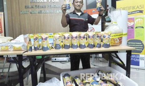 Petugas Penyidik memperlihatkan barang bukti kripik Bikini di Balai Besar Pengawas Obat Dan Makanan Bandung, Jl Paster, Kota Bandung, Sabtu (6/8). (Mahmud Muhyidin)