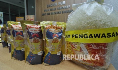 Petugas Penyidik memperlihatkan barang bukti kripik Bikini di Balai Besar Pengawas Obat Dan Makanan Bandung, Jl Paster, Kota Bandung, Sabtu (6/8). (Mahmud Muhyidin)