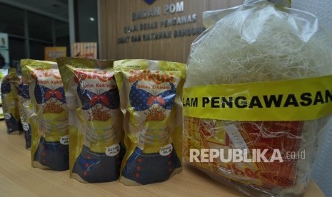 Petugas Penyidik Pegawai Negeri Sipil memperlihatkan barang bukti kripik Bikini di Balai Besar Pengawas Obat Dan Makanan Bandung, Jl Paster, Kota Bandung, Sabtu (6/8).