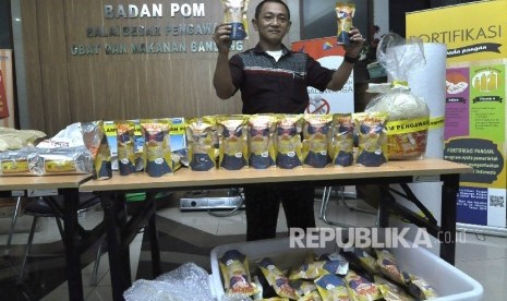 Petugas Penyidik Pegawai Negeri Sipil memperlihatkan barang bukti kripik Bikini di Balai Besar Pengawas Obat Dan Makanan Bandung, Jl Paster, Kota Bandung, Sabtu (6/8).