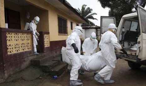 Petugas perawat Liberia membawa jasad korban ebola dari rumahnya di St. Paul Bridge Community di Monrovia, Liberia, Jumat (8/8). 