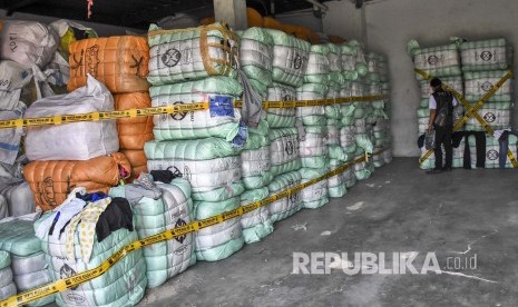 Bea Cukai Jabar musnahkan 45,7 ton pakaian bekas senilai Rp 1,06 M . Ilustrasi.