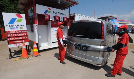 Petugas Pertamina melayani pemudik saat membeli bahan bakar minyak di Rest Area KM 456, Kabupaten Semarang, Jawa Tengah (ilustrasi)