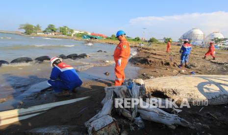 Petugas Pertamina RU VI Balongan melakukan patroli dan pembersihan ceceran minyak mentah di sekitar pantai wisata Balongan Indah, Indramayu, Jawa Barat, Sabtu (7/11/2020). Pencemaran ceceran minyak mentah yang terjadi sejak dua pekan itu mencemari kawasan pesisir pantai sepanjang 10 km serta sejumlah objek wisata pantai dan belum ada pihak yang bertanggung jawab.