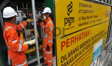 Petugas Perusahaan Gas Negara (Persero) Tbk (PGN) melakukan pengecekan instalasi pipa gas Metering Regulating Station (MRS) di PT Coats Rejo Indonesia Tajur, Bogor, Rabu (28/10).Republika/Edwin Dwi Putranto