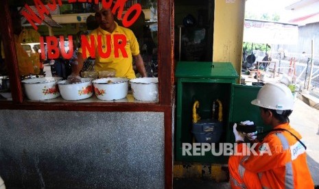 Petugas perusahaan Gas Negara (PGN) melakukan pengecekan meteran saluran pipa gas disebuah rumah makan di Cirebon, Jawa Barat, Senin (17/10).