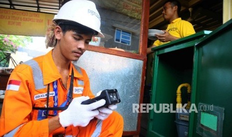 Petugas Perusahaan Gas Negara (PGN) melakukan pengecekan meteran saluran pipa gas disebuah rumah makan di Cirebon, Jawa Barat, Senin (17/10).