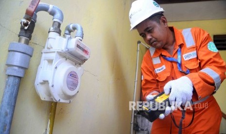 Petugas perusahaan Gas Negara (PGN) melakukan pengecekan meteran saluran pipa gas di Perumahan Permata Harjamukti, Cirebon, Jawa Barat, Senin (17/10). 