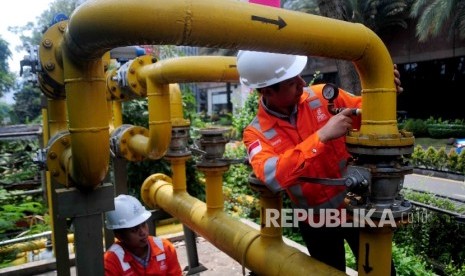 Petugas Perusahaan Gas Negara (PGN) melakukan pengecekan rutin Gas Engine di Plaza Indonesia, Jakarta, Rabu (10/8). (Republika/Agung Supriyanto)